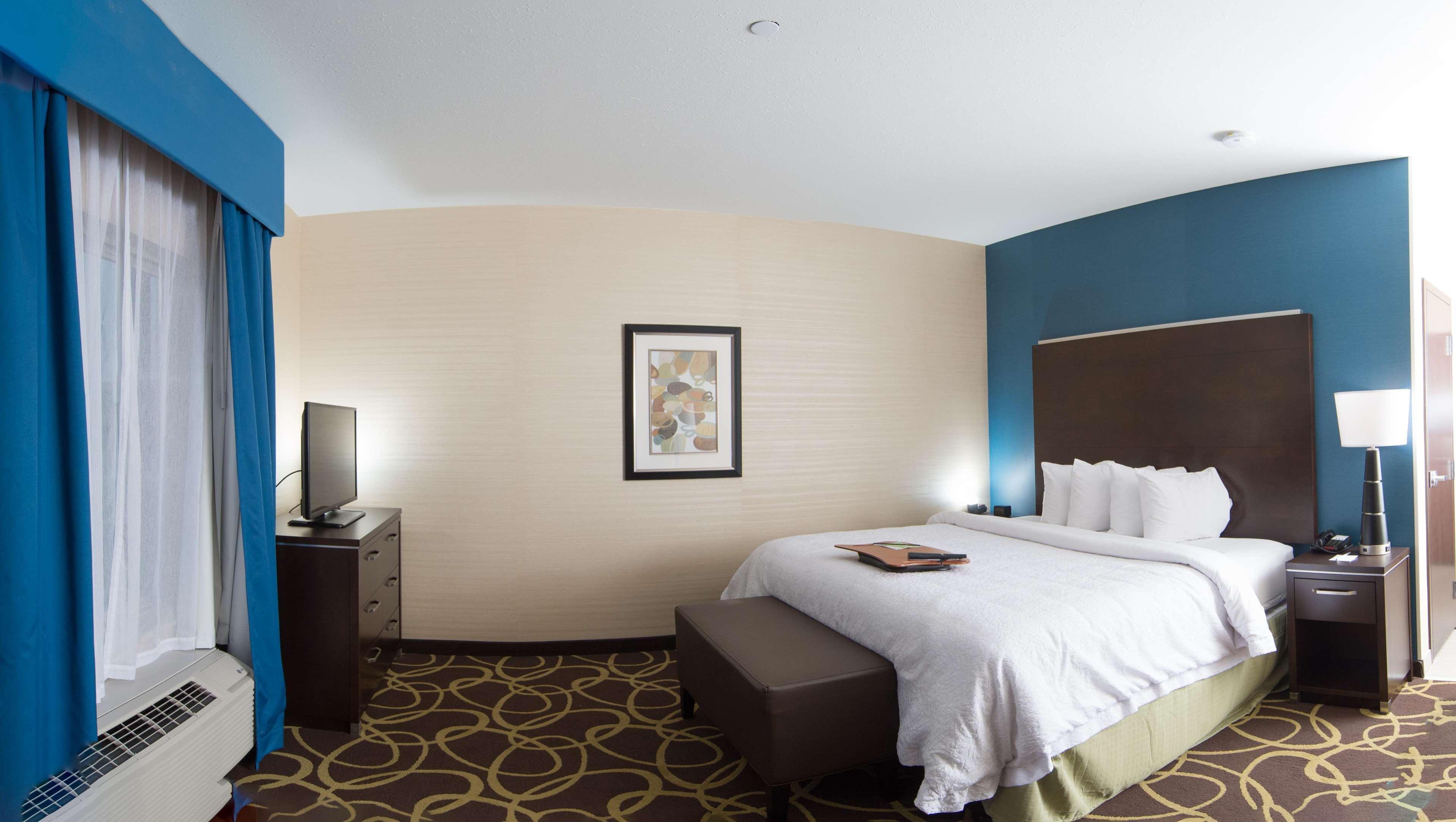 Hampton Inn & Suites East Gate Regina Bagian luar foto