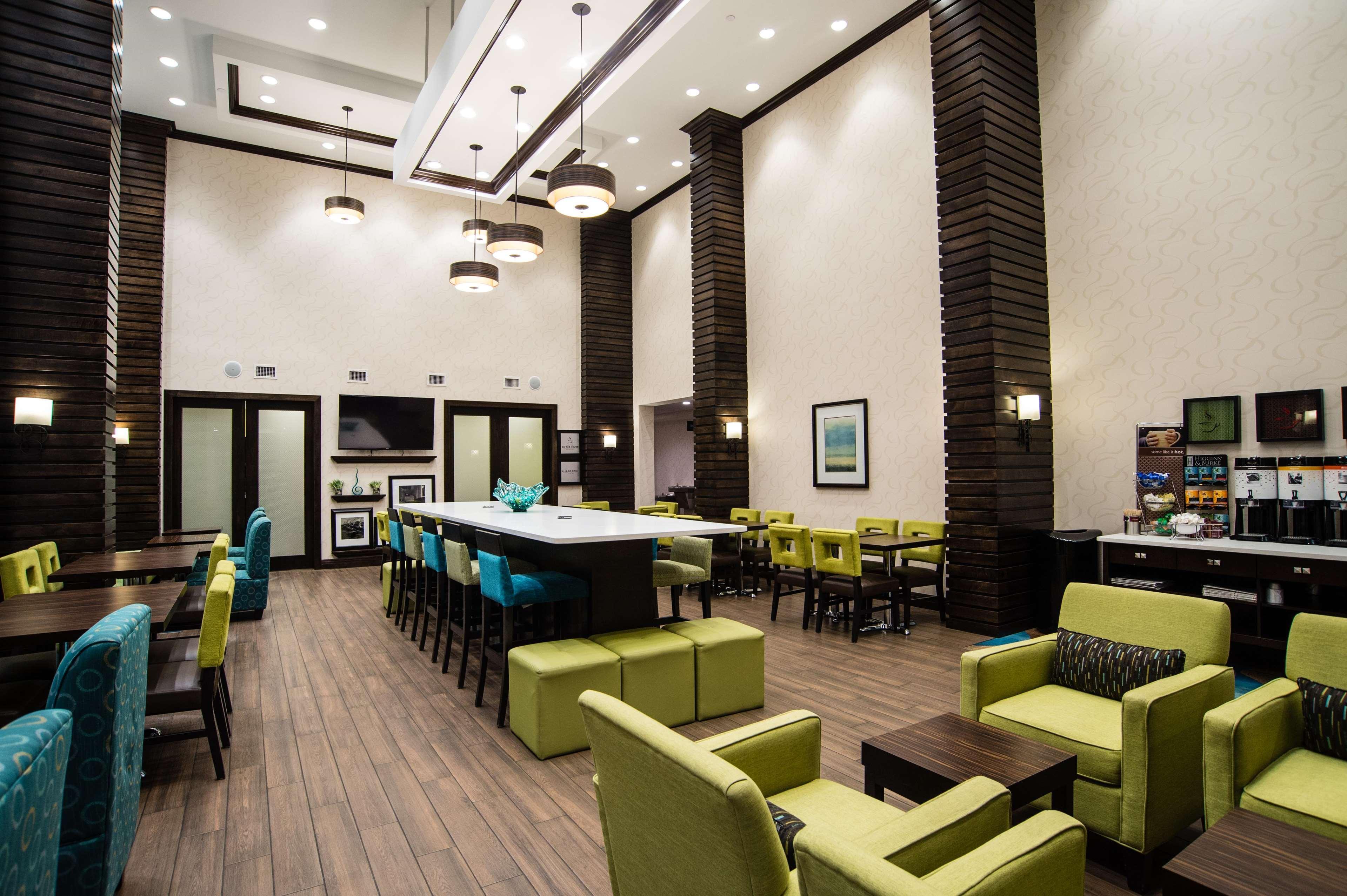 Hampton Inn & Suites East Gate Regina Bagian luar foto