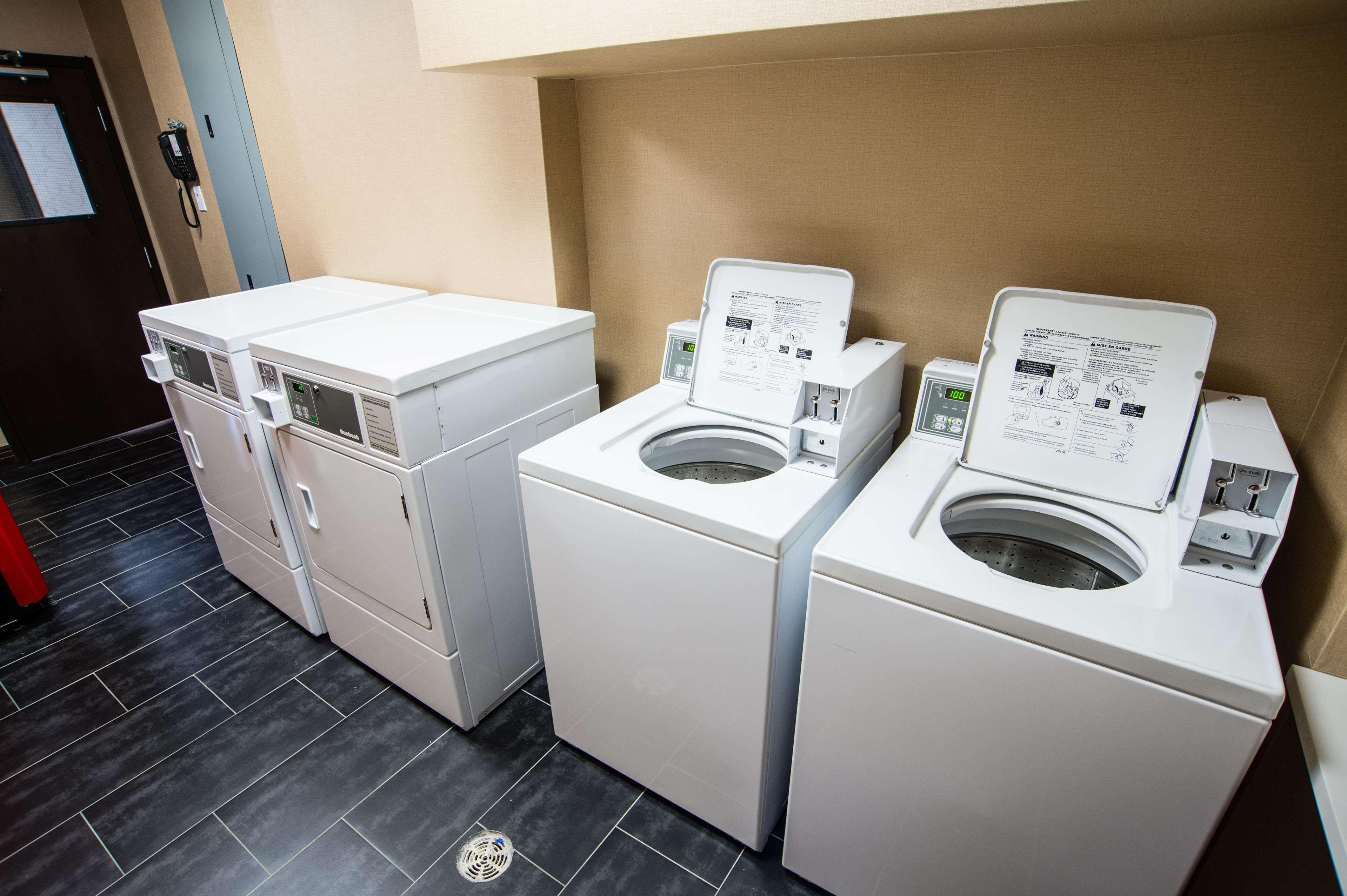 Hampton Inn & Suites East Gate Regina Bagian luar foto