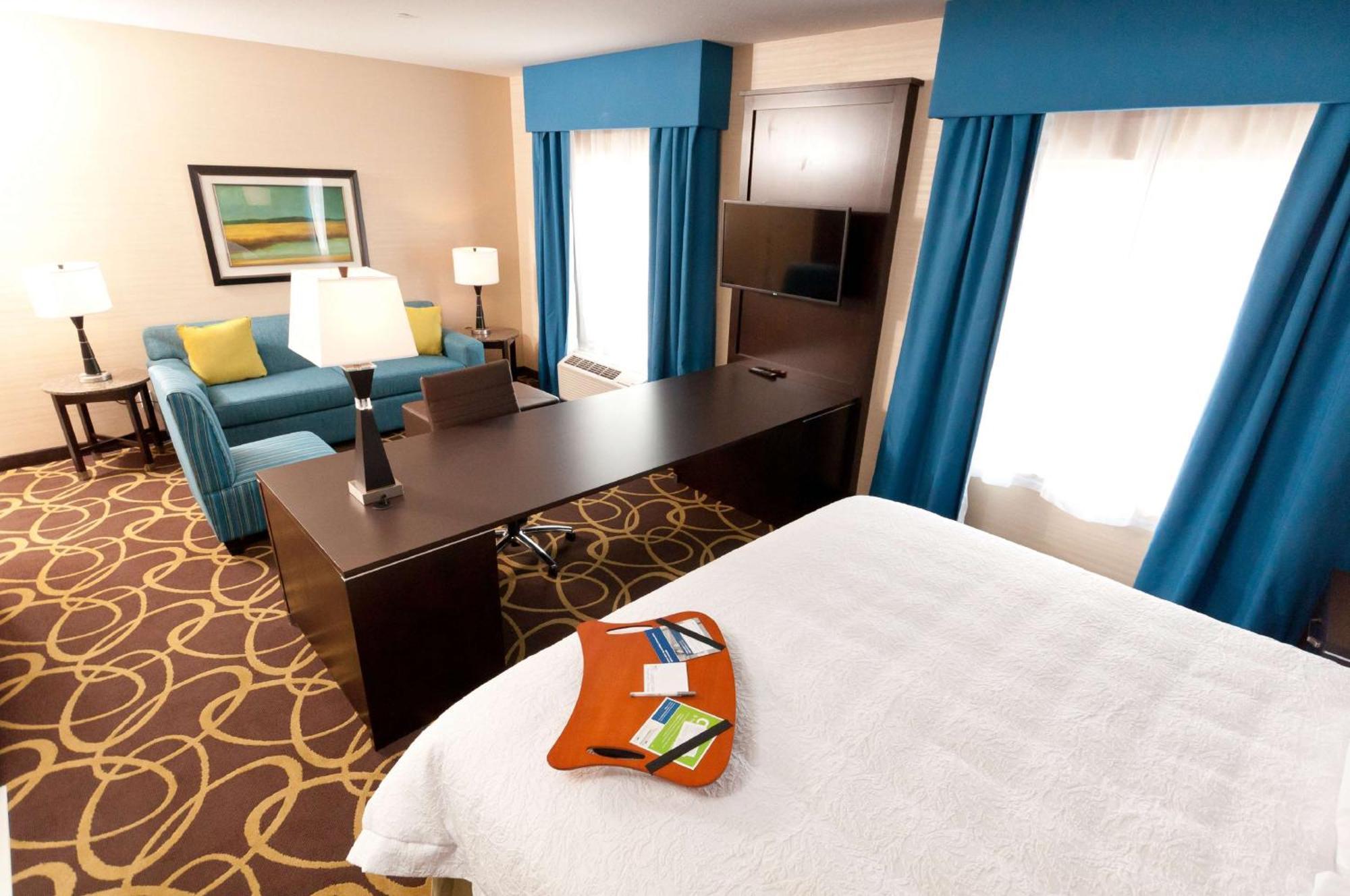Hampton Inn & Suites East Gate Regina Bagian luar foto