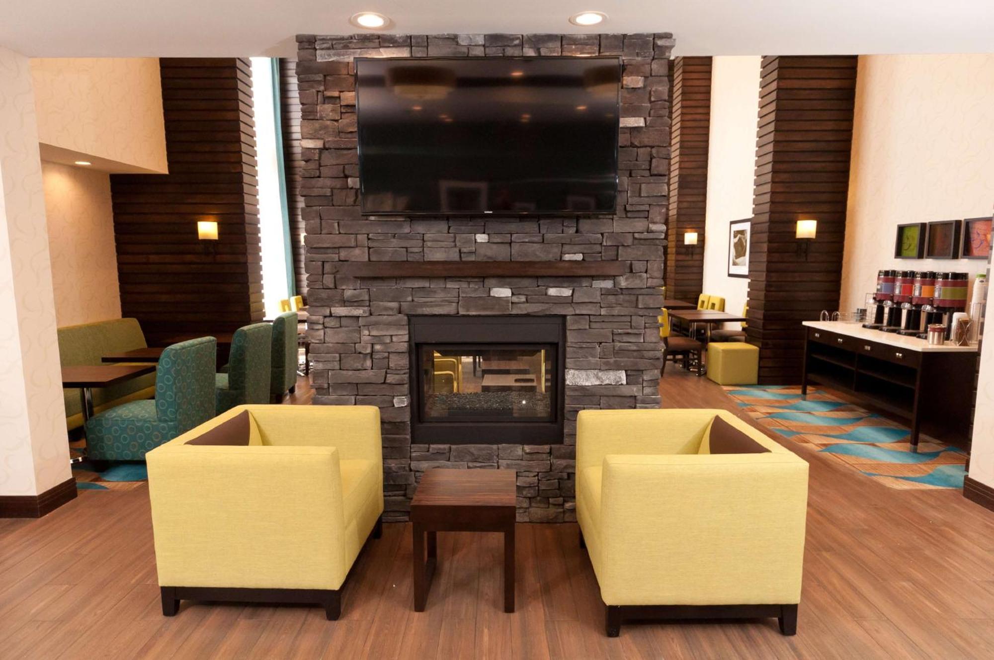 Hampton Inn & Suites East Gate Regina Bagian luar foto