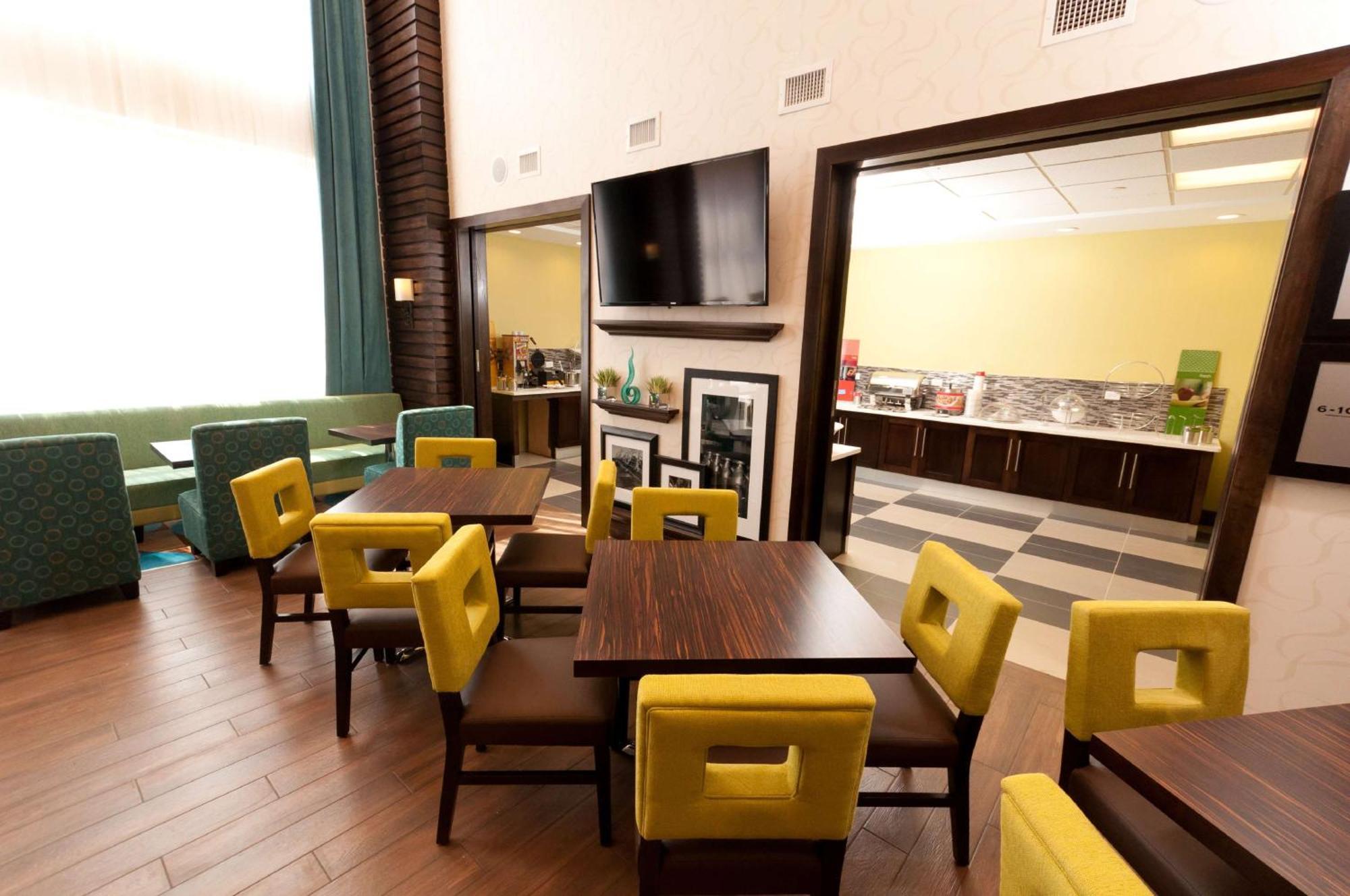 Hampton Inn & Suites East Gate Regina Bagian luar foto