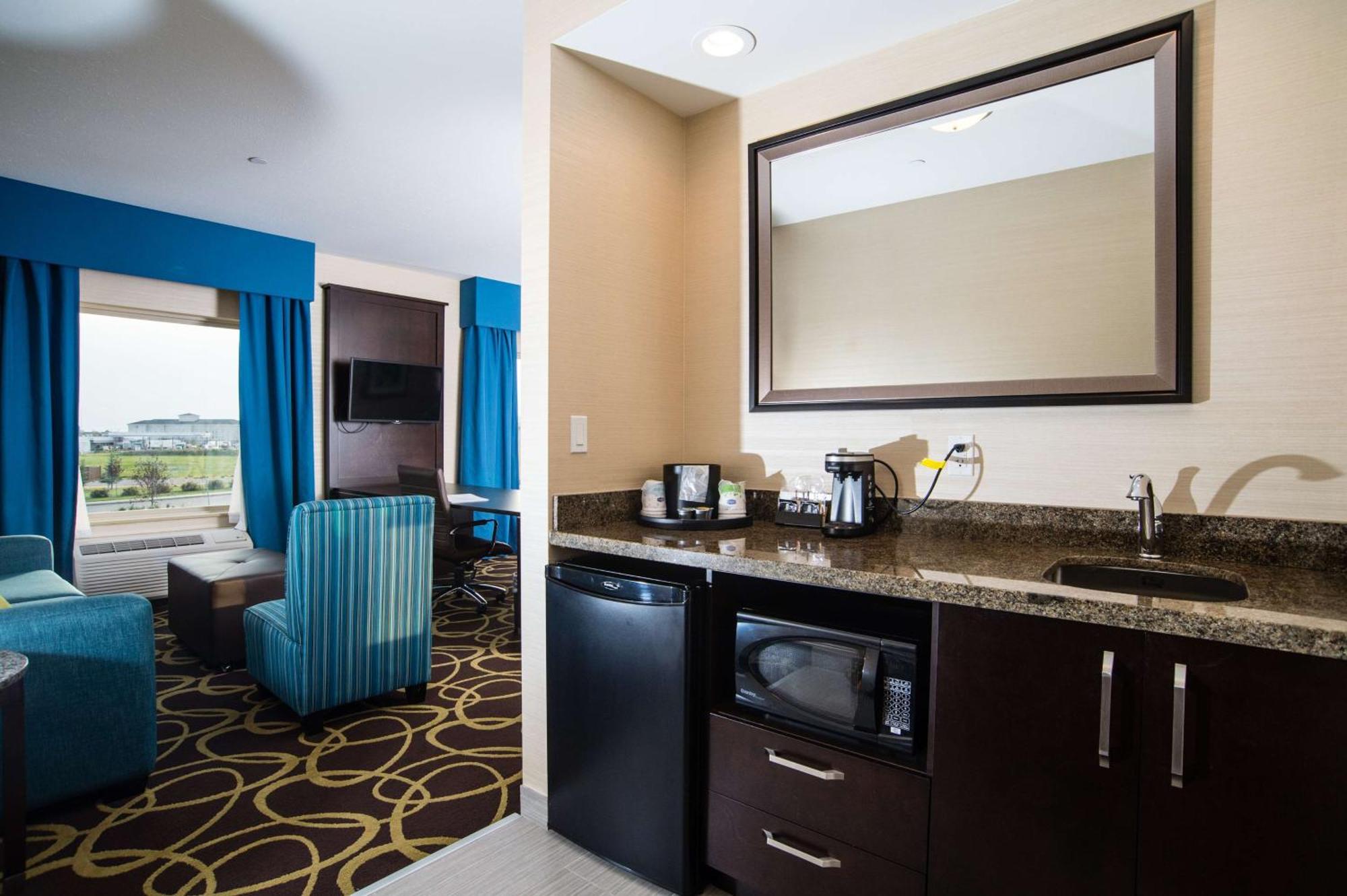 Hampton Inn & Suites East Gate Regina Bagian luar foto