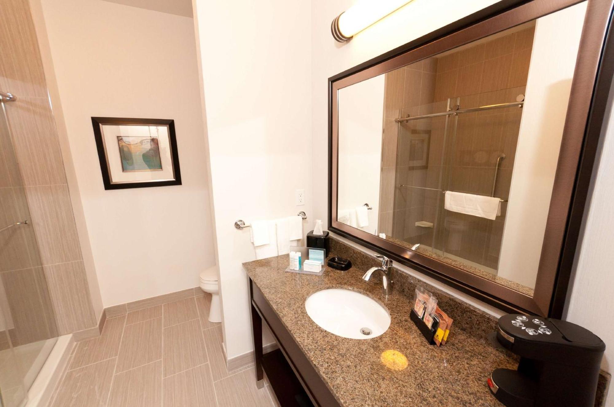 Hampton Inn & Suites East Gate Regina Bagian luar foto